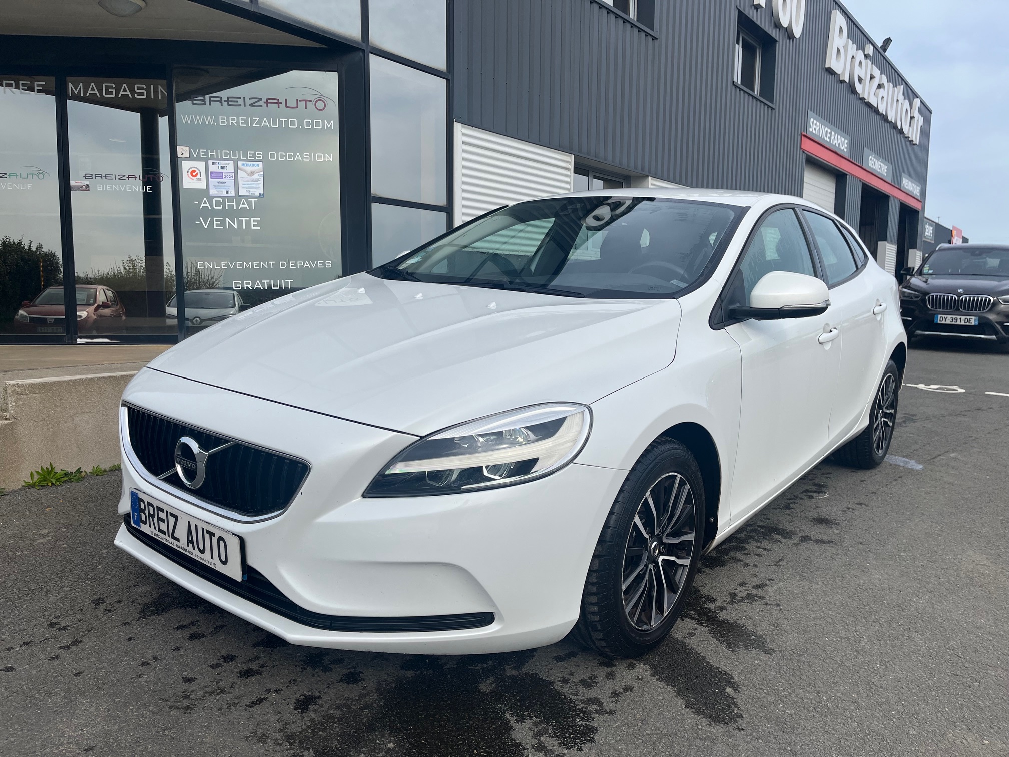 VOLVO           V40